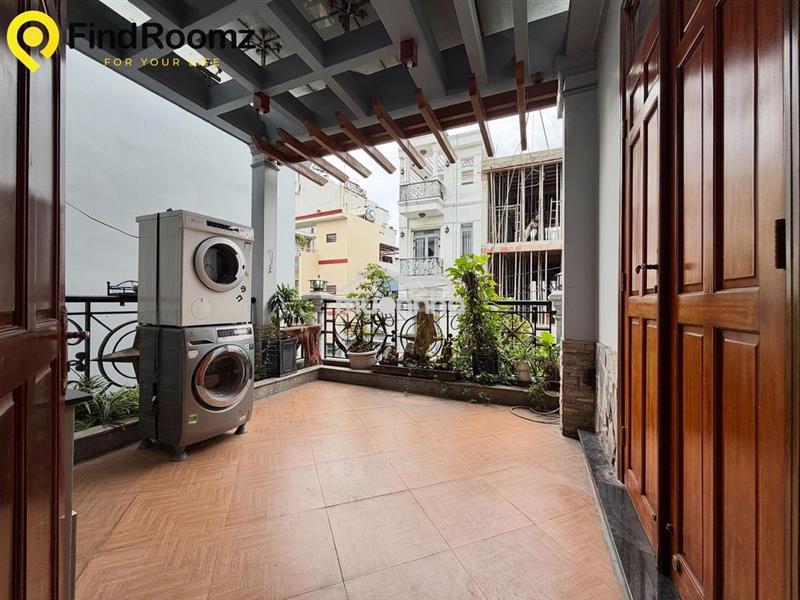 Cho thuê 3 phòng ngủ, ban công (sẵn 3 máy lạnh, giường, tủ áo)