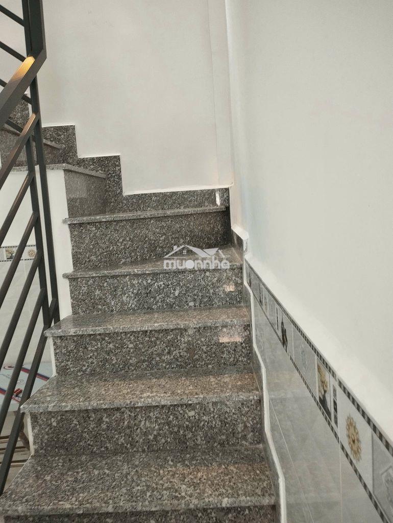 Cho nhà nguyên căn 1 trệt 2 lầu giá 8tr