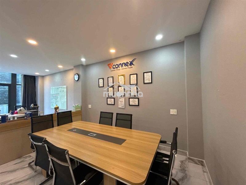 Văn phòng 100m2 full nt, ngăn kính sẵn phòng gđ có thang máy