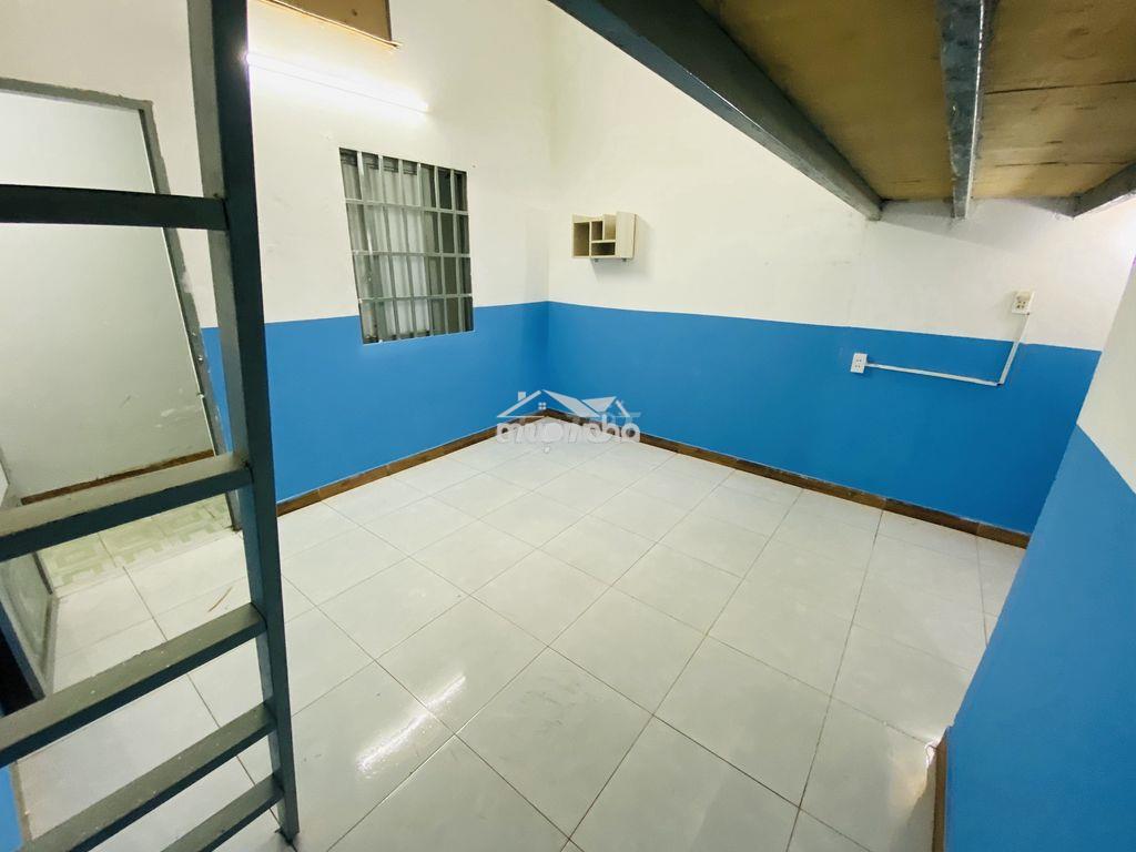 Phòng *** 30m2 có gác, máy lạnh hẻm 652 quốc lộ 13 gần vạn phúc - Ảnh 3