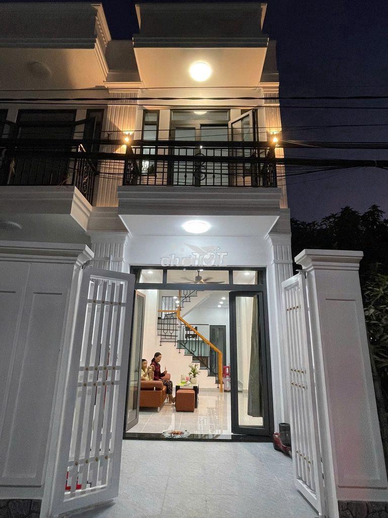 Nhà mới vào ở liền trên đường lê văn lương - nối dài nhà bè.